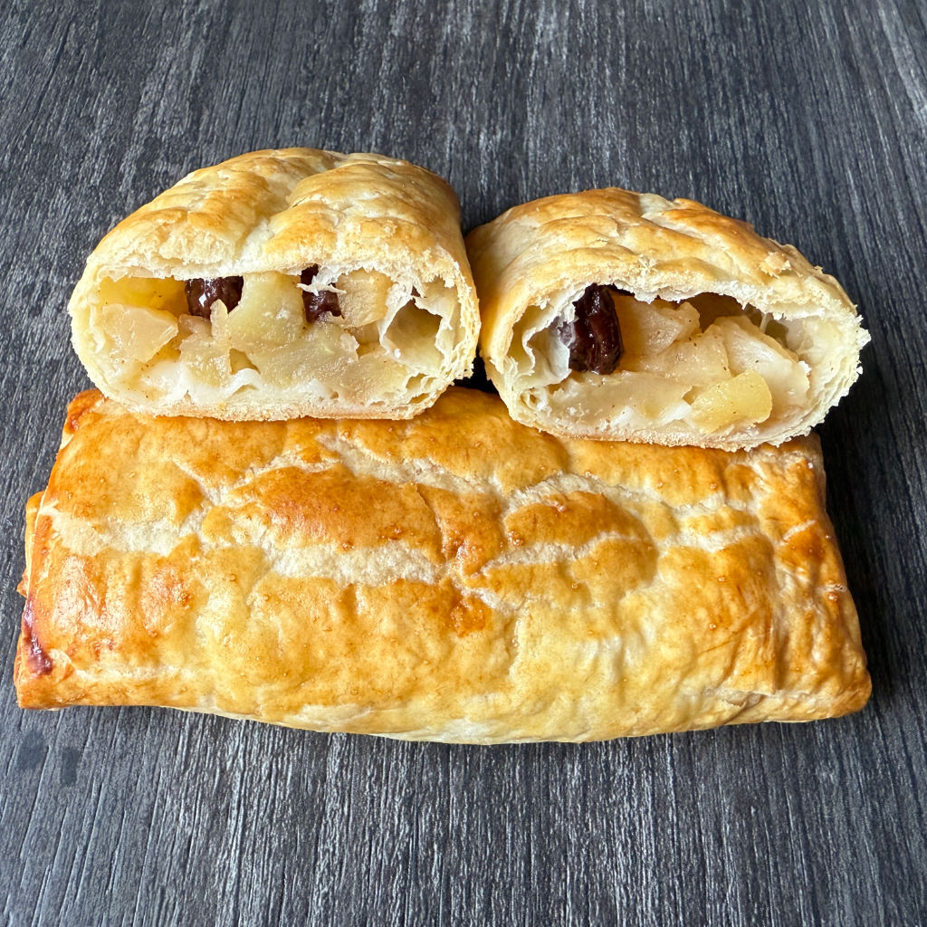 Goldbraun gebackene, glänzende Apfelrollen aus Blätterteig mit einer saftigen Apfel-Zimt-Füllung frisch aus dem Ofen.