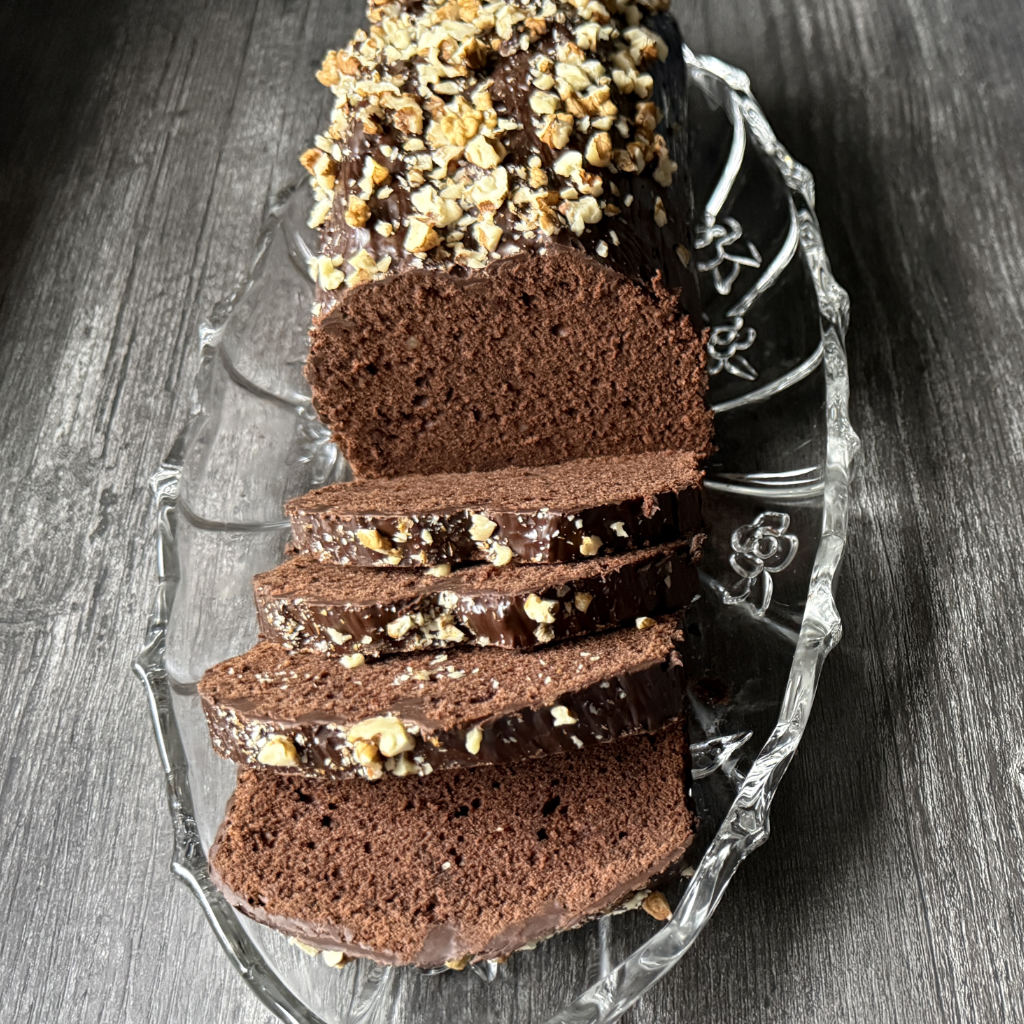 Dunkler Walnusskuchen