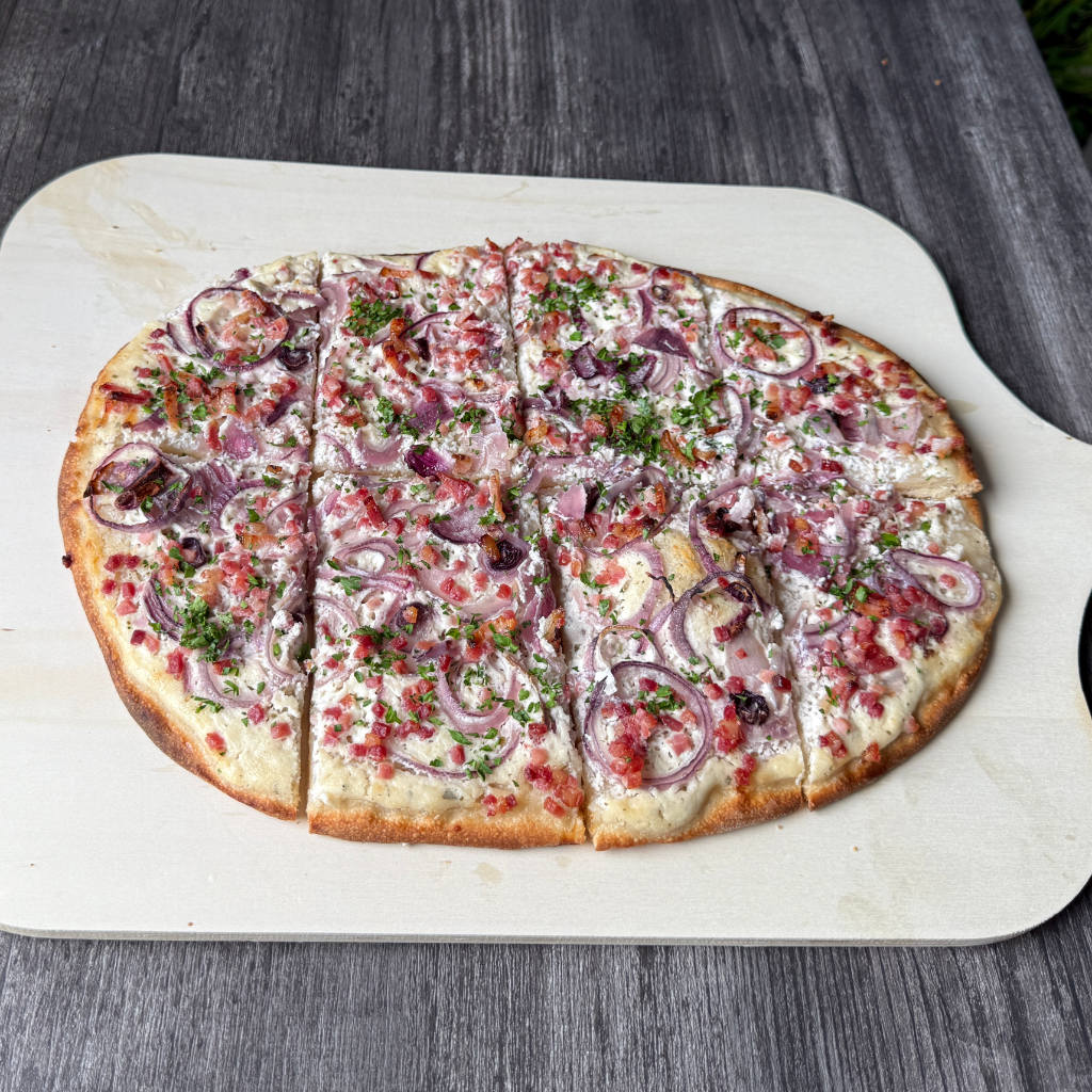 Saftiger Flammkuchen mit Knusperboden