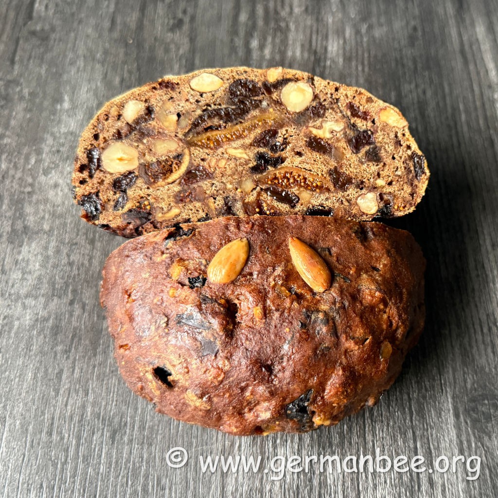 Anschnitt des Hutzelbrots mit dicht verteilter Dörrfrucht- und Nusseinlage zur Beurteilung der saftigen Krume