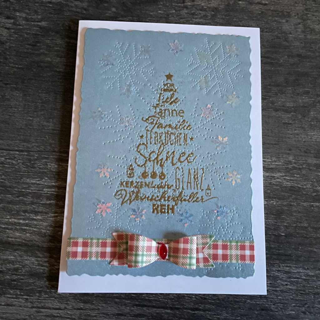 Elegante Weihnachtsbaumkarte mit Schneeflocken-Perforierung, glänzendem 3D-Embossing und handgefertigter Papierschleife.