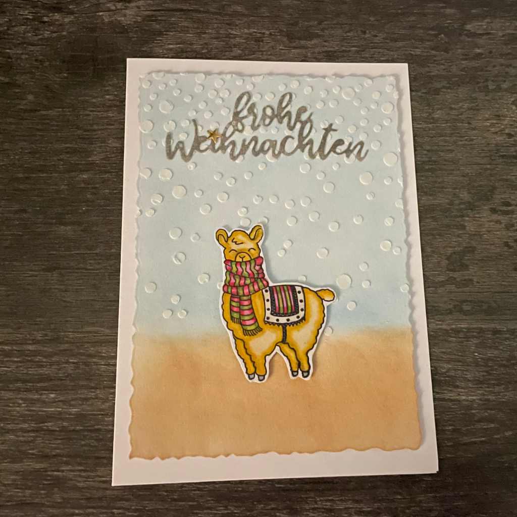 Handgemachte Weihnachtskarte mit Alpaka – mit Embossing-Struktur und liebevollen Details.