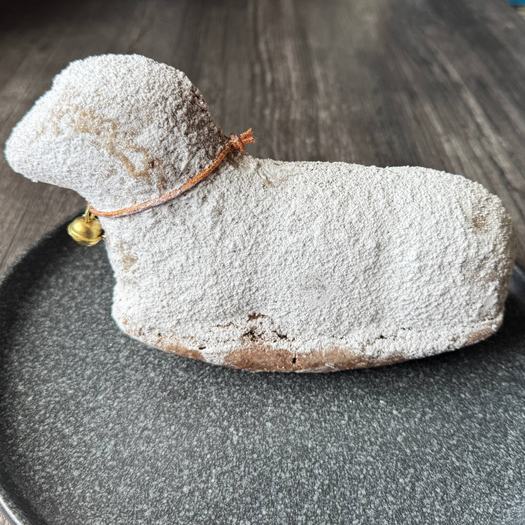Ein fertig gebackenes, mit Puderzucker bestäubtes Nuss-Osterlamm