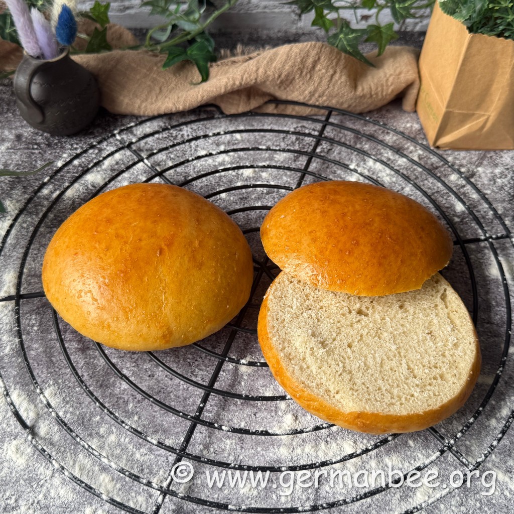Frisch gebackene Burger-Buns auf dem Kuchengitter – saftig, luftig und komplett milchfrei.