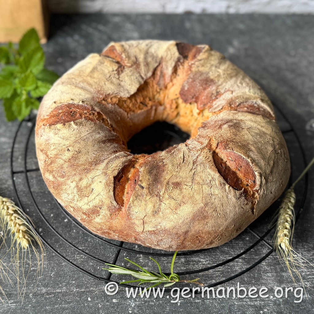 Rustikales Kräuter-Kronenbrot