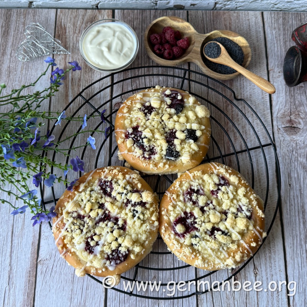 Streusel-Kolatschen mit veganem Dreierlei