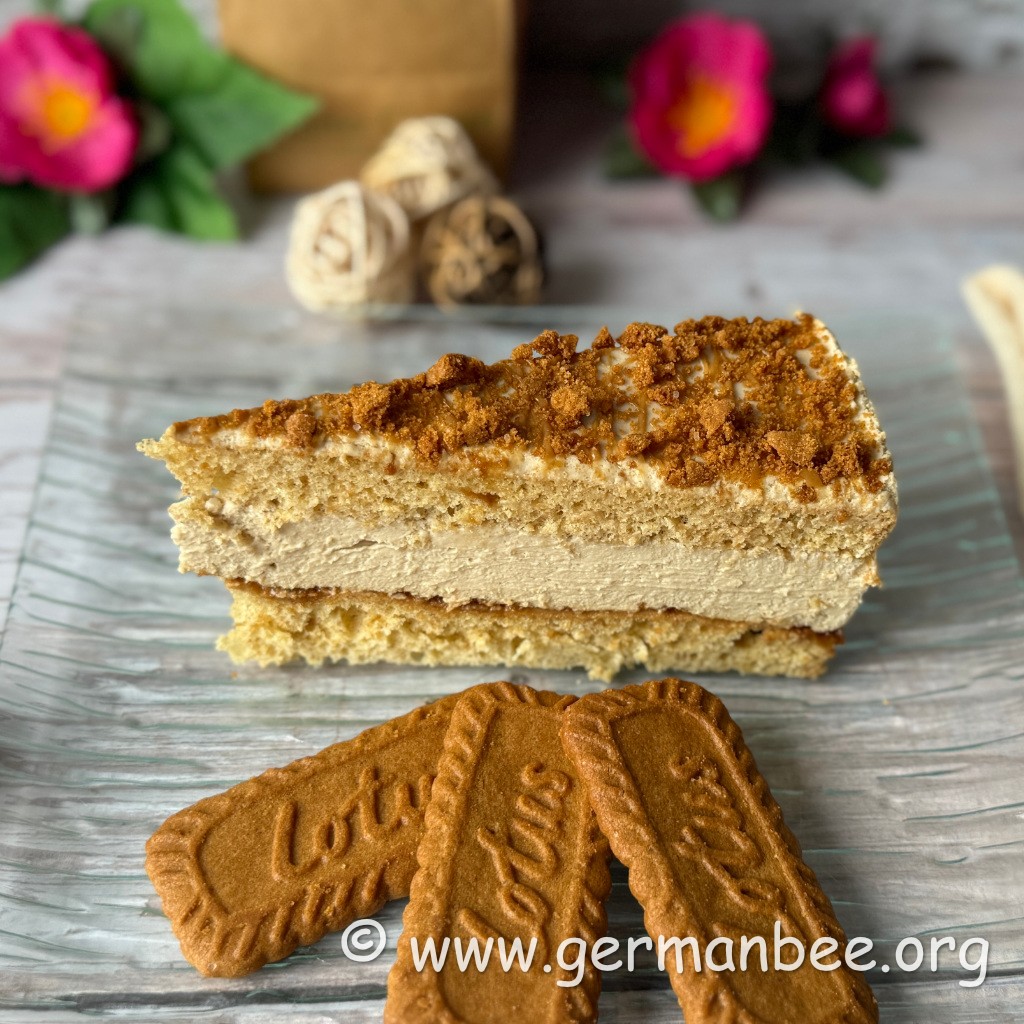 Stück milchfreie Lotustorte mit Sojajoghurtcreme und Biscoff-Keksen
