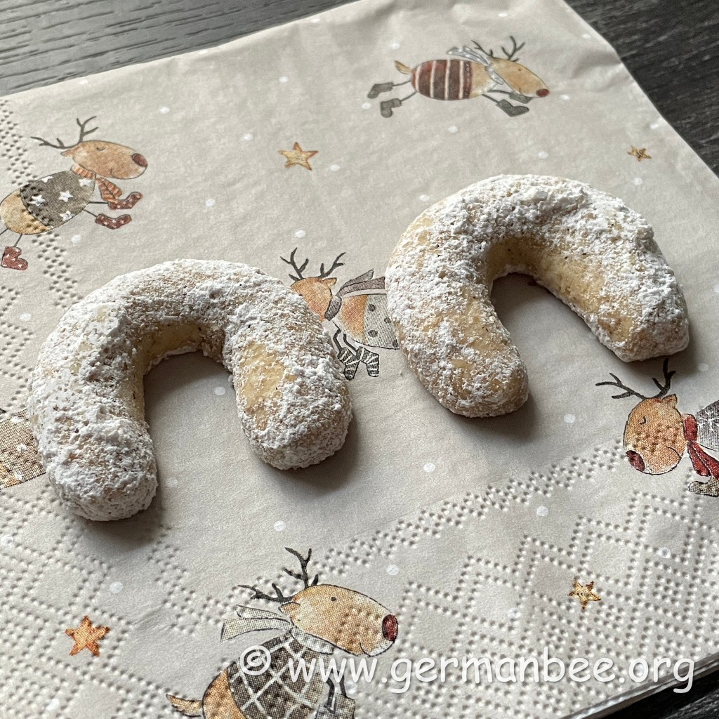 Zwei mit Puderzucker überzogene Vanillekipferl