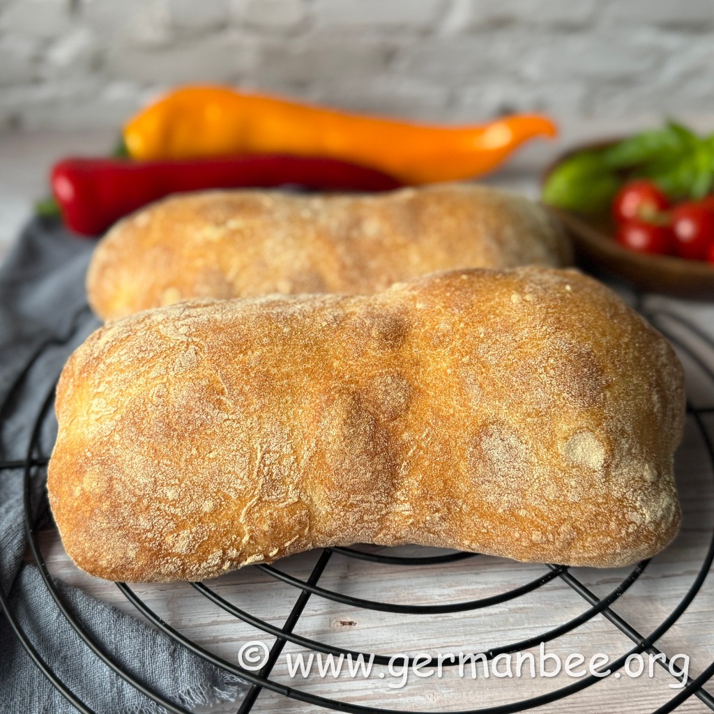 Goldbraun gebackene Ciabatta auf einem Abkühlgitter